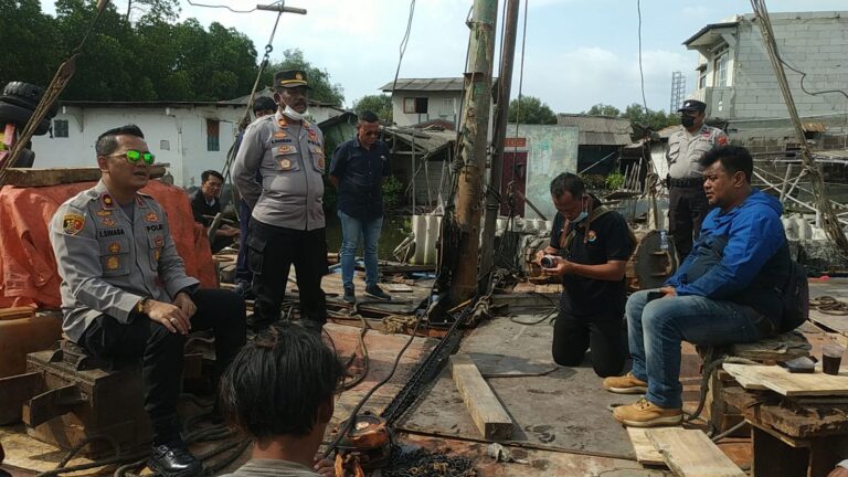 Polsek Kalibaru Gelar Patroli Ngobrol Asik Dengan Buruh Proyek PU di Pelabuhan Marunda