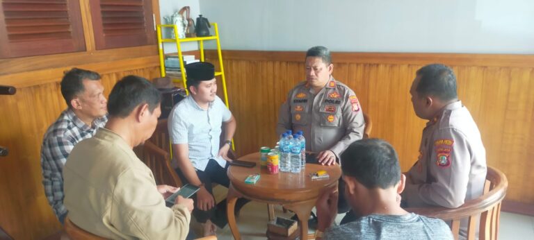 Jalin Silaturahmi, Kapolsek Kalideres Kali Ini Sambangi Ketua RW 02 Kamal Jakbar