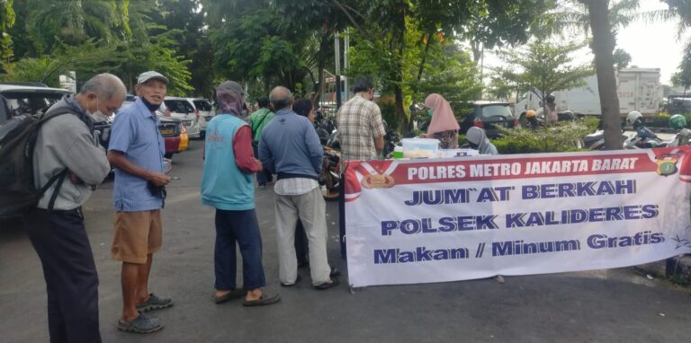 Jumat Berkah, Polsek Kalideres Bagikan 200 Bungkus Nasi Uduk