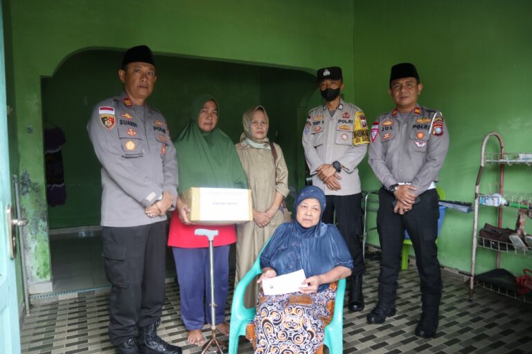 Jum’at Berkah, Polsek Bintim Kunjungi Warga Lansia Yang Sakit Menahun