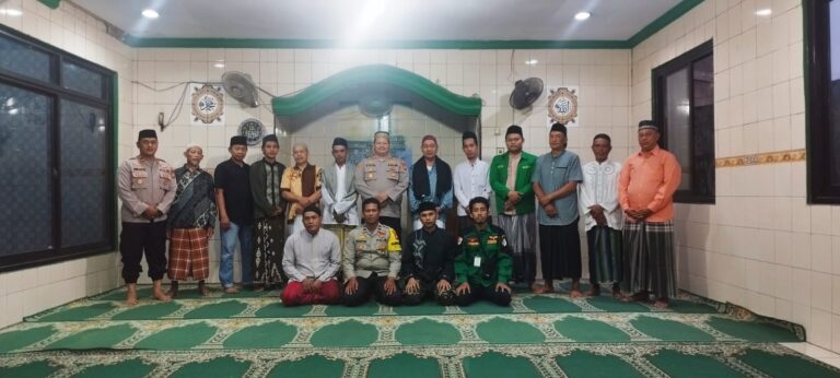 Polsek Kalideres Hadiri Sholat Subuh berjamaah Bersama Warga di Mushola Ainal Yaqin