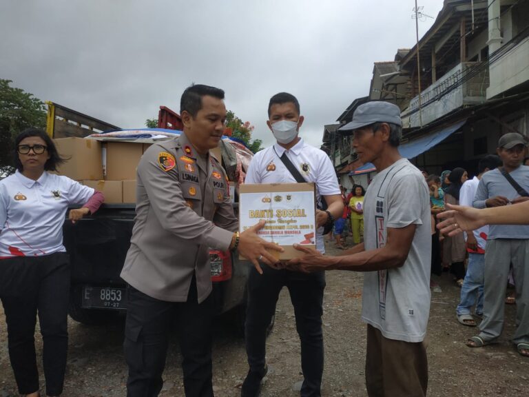 Bataliyon Rinaksa Sakala Mandala Akpol 2010/B adakan baksos pada masyarakat nelayan Kalibaru