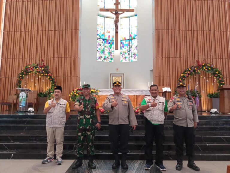 Kapolsek Bersama Danramil Kembangan Tinjau Kesiapan Natal di Gereja Maria Kusuma Karmel