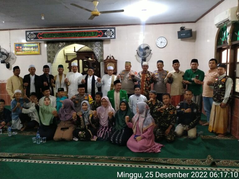 Kapolsek Kalideres Hadiri Sholat Subuh Berjamaah Bersama Warga di Masjid Jami Daarul Husna