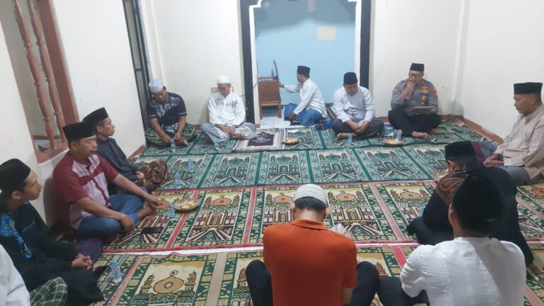 Polsek Kalideres Hadiri Sholat Subuh Berjamaah di Musholla At Taubah