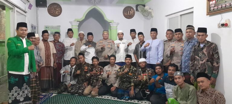 Kapolsek dan Warga Giat Safari Subuh ke Masjid di Wilayah Kalideres
