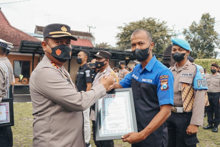 Kapolres Beri Penghargaan kepada 20 Anggota Polres Blitar Kota, Berprestasi