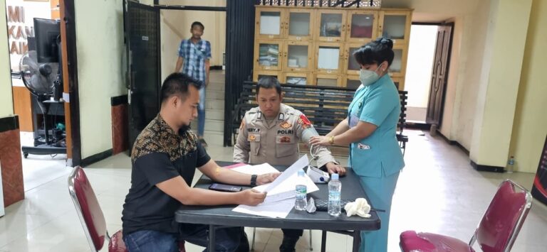 Jaga Kebugaran Anggota, Kapolsek Kalideres Memberikan Suntik Vitamin