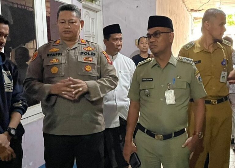 Polsek Kalideres Bersama Tiga Pilar Berikan Bantuan Kepada Warga Kurang Mampu