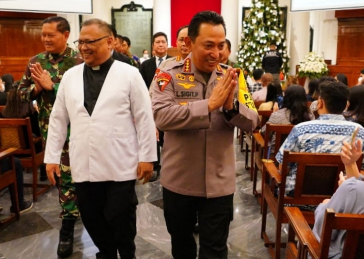 Tinjau Gereja di Malam Natal, Kapolri Pastikan TNI-Polri Beri Rasa Aman Sepanjang Nataru