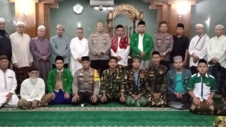 Suling, Kapolsek dan Warga Kalideres Gencarkan Giat Safari Sholat Subuh Berjamaah di Masjid An Nur’ainiyah