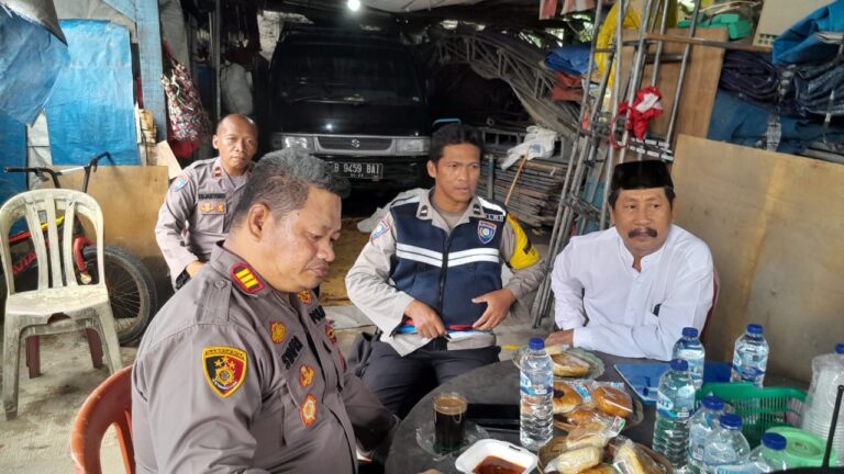 Polsek Kalideres Melakukan Kegiatan Sambang RW Dengan Warga di Kamal, Jakbar