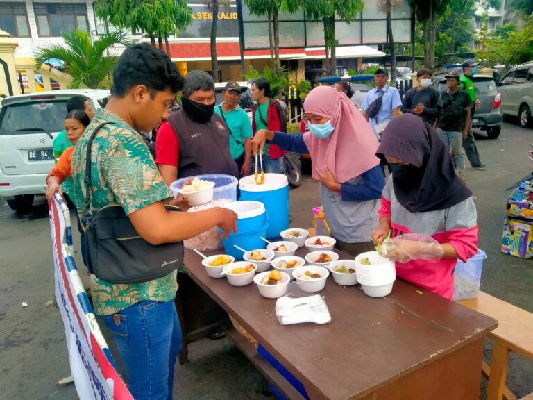 Jumat Berkah, Polsek Kalideres Bagikan 200 Porsi Lontong Sayur