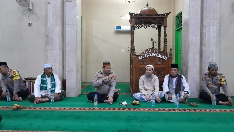 Sholat Subuh Berjamaah Bersama Warga, Kapolsek Kalideres Imbau Jaga Kamtibmas Jelang Pemilu