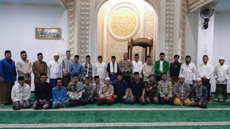 Polsek Kalideres Hadiri Sholat Subuh Berjamaah di Masjid Jami’e Nur Muhammad