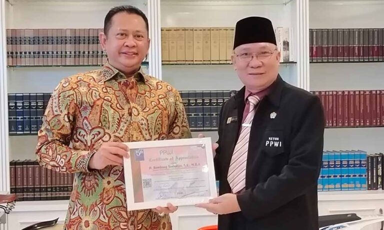 Ketua MPR RI Terima Certificate of Appreciation dari PPWI Nasional