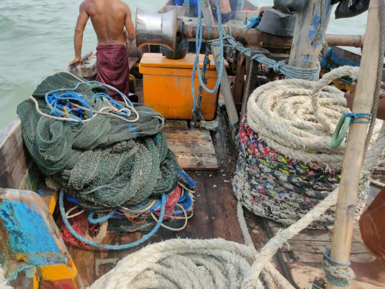 Ditpolairud Polda Jatim Amankan 8 Perahu dan ABK yang Diduga Lakukan Illegal Fishing