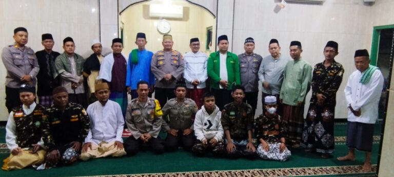 Kapolsek Kalideres Melaksanakan Kegiatan Sholat Subuh Berjamaah di Masjid Al Mubarok