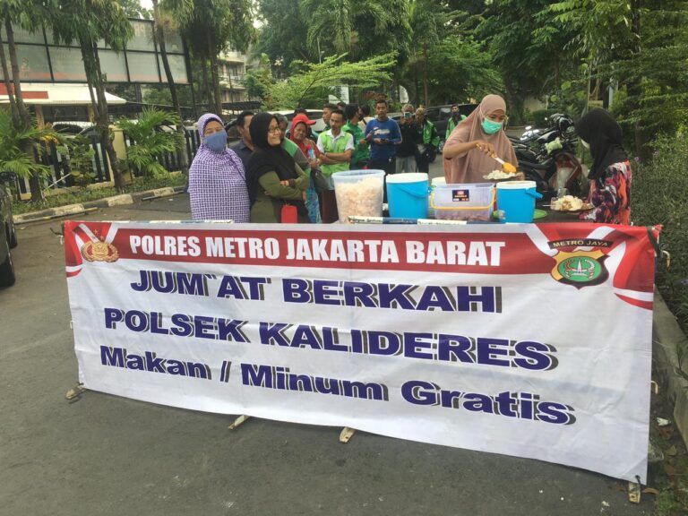 Polsek Kalideres Gelar Kegiatan Jumat Berkah, 200 Porsi Nasi Uduk Dibagikan Untuk Warga