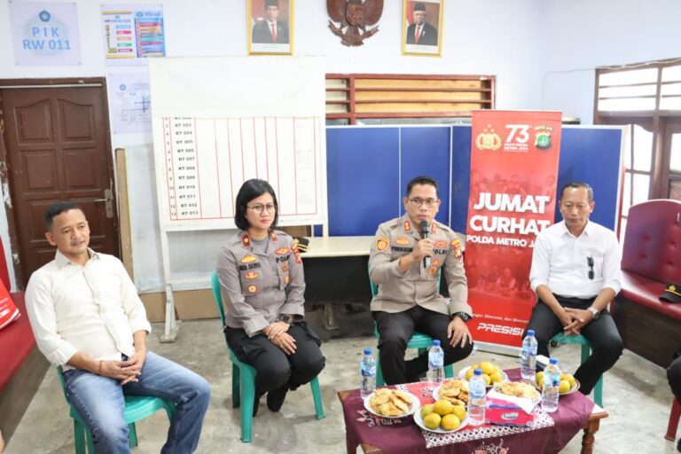 Silaturahmi dengan Warga RW 011 Pelabuhan Muara Angke, Kapolres Pelabuhan Tanjung Priok Gelar Jum’at Curhat