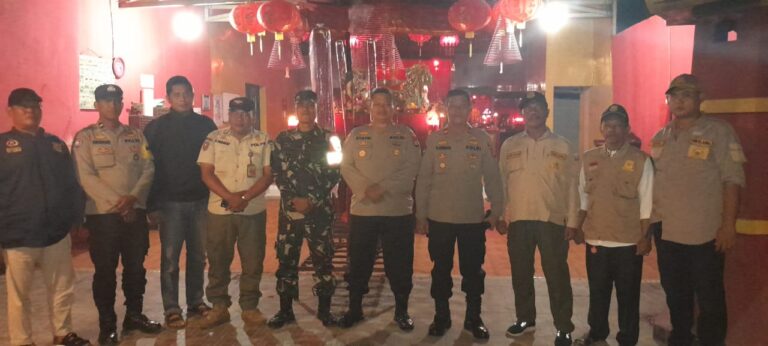 Polsek Kalideres Melaksanakan Pengamanan Perayaan Tahun Baru Imlek 2023 di Vihara Kwan Tee Bio Balaguna Kamal Jakbar