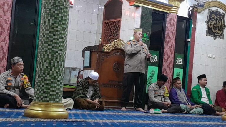 Curhat Subuh, Kapolsek Kalideres Hadiri Sholat Subuh Berjamaah Bersama Warga di Masjid Jami Darus Sa’adah