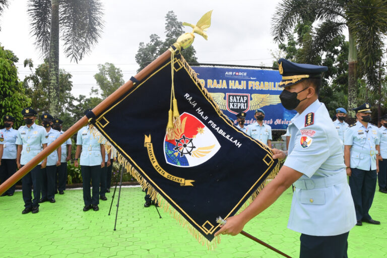 Danlanud RHF Pimpin Upacara Lambang Satuan