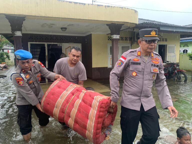 Kapolresta Tanjungpinang Perintahkan Jajaran Bantu Evakuasi Warga Yang Terdampak Banjir ROB 