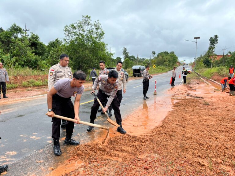 Kapolres Bintan AKBP RIKY ISWOYO, S.I.K., M.M. Tinjau Langsung Jalan Yang Tergenang Air Dan Lumpur