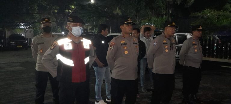 Jaga Kamtibmas di Malam Minggu, Polsek Kalideres Bersama Tiga Pilar Gelar Apel Operasi Cipkon