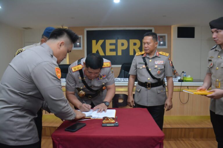 Pemaparan Laporan Satuan Polda Kepri Dan Penyerahan Buku Profil Polda Kepri