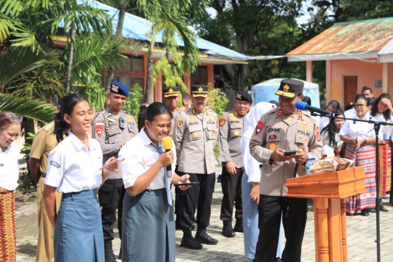 Kapolda NTT Beri Tantangan Untuk Para Siswa Yang Bisa Merangkum dan Menceritakan Kembali Dalam Bahasa Inggris.