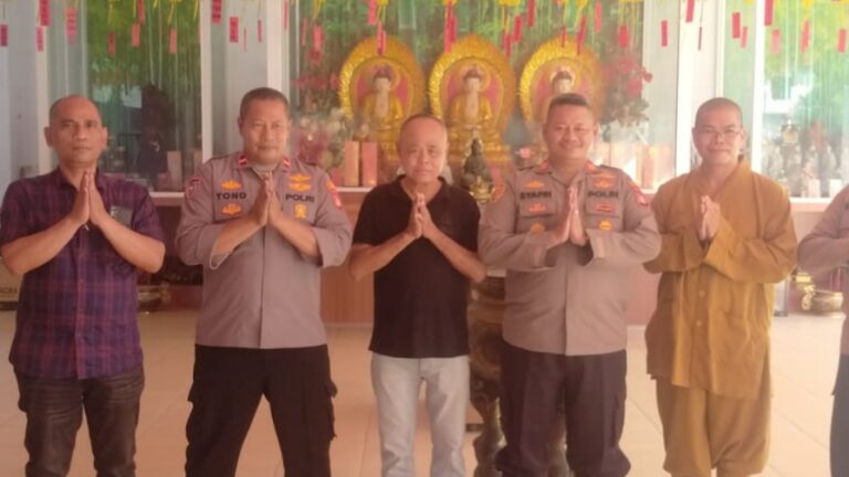Polsek Kalideres Tinjau Kesiapan Pengamanan Jelang Perayaan Tahun Baru Imlek di Vihara Prajna Dhyana