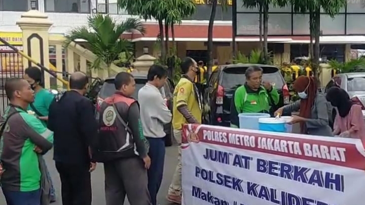 Jumat Berkah, Polsek Kalideres Bagikan 200 Porsi Nasi Uduk Tukang Ojek dan Warga Sekitar