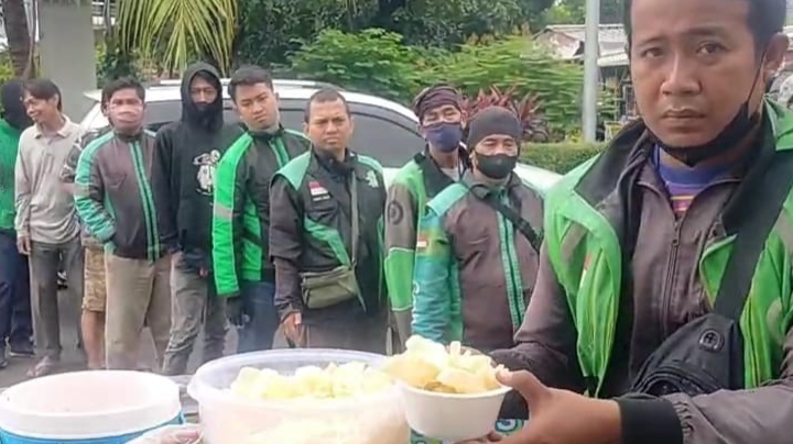 Jumat Berkah, Polsek Kalideres Bagikan 200 Bungkus Nasi Uduk Kepada Warga Sekitar