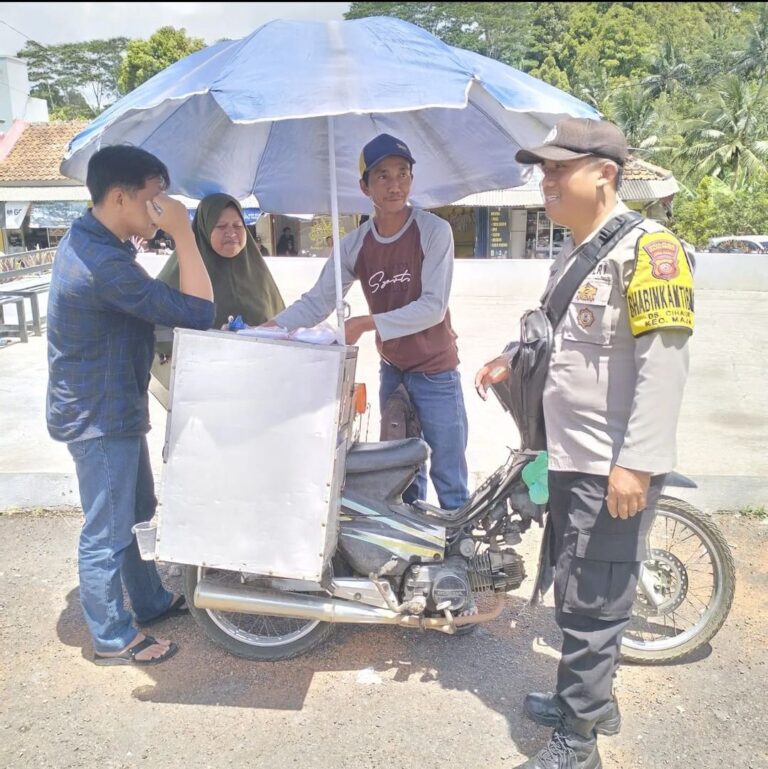 Selalu Hadir Ditengah Masyarakat, Bhabinkamtibmas Polsek Maja Ajak Masyarakat Jaga Kamtibmas