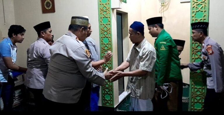 Curhat Subuh, Kapolsek Kalideres Beserta Anggota Piket Fungsi Kunjungi Musholla Nurul Yaqin