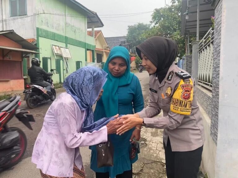 Dekatkan Diri Dengan masyarakat, Polwan Polsek Sukahaji Berikan Senyuman Saat Sambang Warga