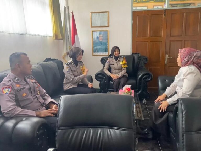 Silaturahmi Kanit Binmas Bersama Bhabinkamtibmas Sambangi SMAN 1 Sukahaji Sampaikan Pesan Kamtibmas