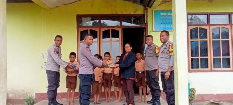 Polsek Soa Polres Ngada Peduli Pendidikan Generasi Muda