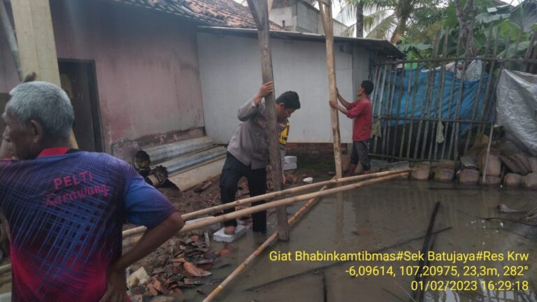 Aksi Kemanusiaan Anggota Polri Dirikan Kembali Bagian Rumah yang Ambruk