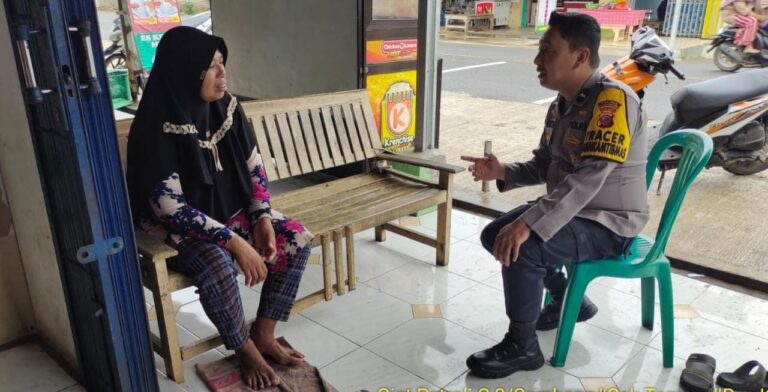 Jalin Komunikasi dan Silaturahmi Bhabinkamtibmas Sambangi Warga
