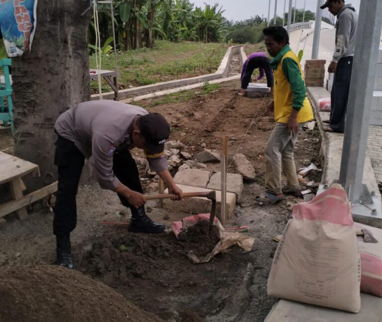 Caket dan Cakep, Polisi Klari Berjibaku Bantu Masyarakat Bikin Taman Desa