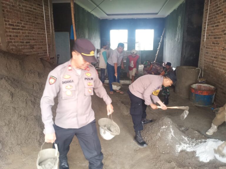 Bangun Kedekatan Dengan Masyarakat, Kapolsek Palasah Pimpin Langsung Kerja Bakti di Ponpes Ar Rahmat