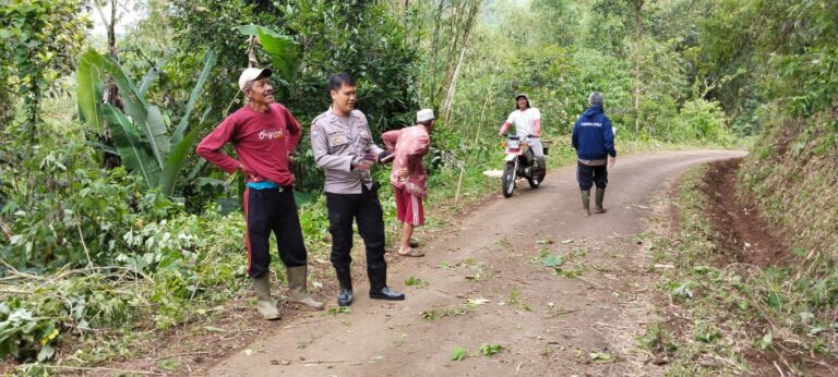 Peduli Kebersihan Lingkungan, Bhabinkamtibmas Polsek Cikijing Bersama Warga Lakukan Kerja Bakti