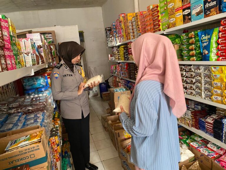 Jaga Stabilitas dan Kondusifitas, Bhabinkamtibmas Polsek Sukahaji Cek Ketersediaan Beras