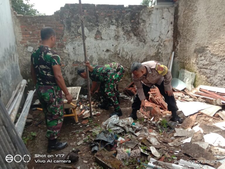 Peduli Kebersihan Lingkungan, Polisi di Jatiwangi Bersama Koramil Lakukan Kerja Bakti