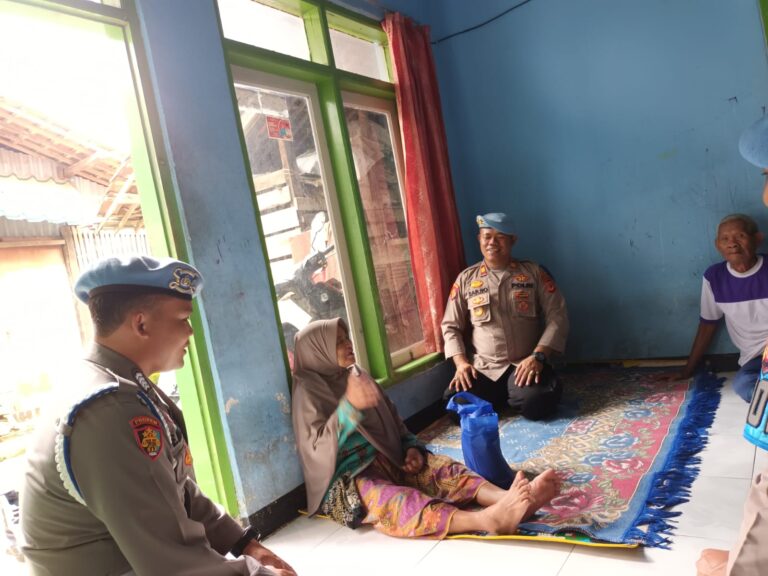 Kasi Propam Polres Majalengka Berikan Bantuan Sosial Pada Masyarakat Secara Door To Door System