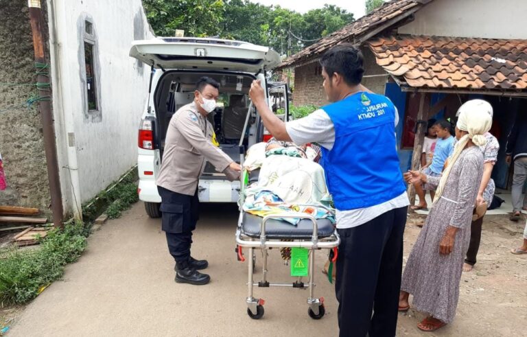 Empati Anggota Polsek Karawang Kota Menuai Simpati dari Warga Maja Timur
