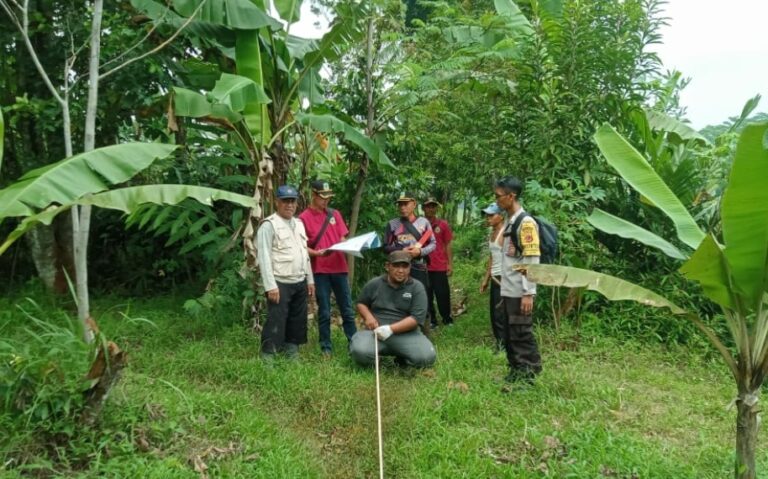 Anggota Polsek Cidahu Bantu Warga Binaan Pemasangan Patok Pembatas Tanah Program PTSL